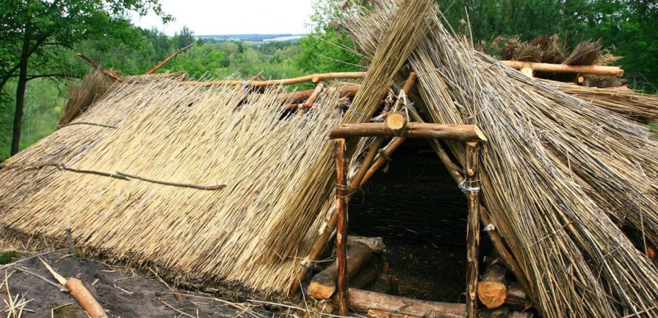 Загальний вигляд реконструйованого заглибленого житла носіїв черняхівської культури